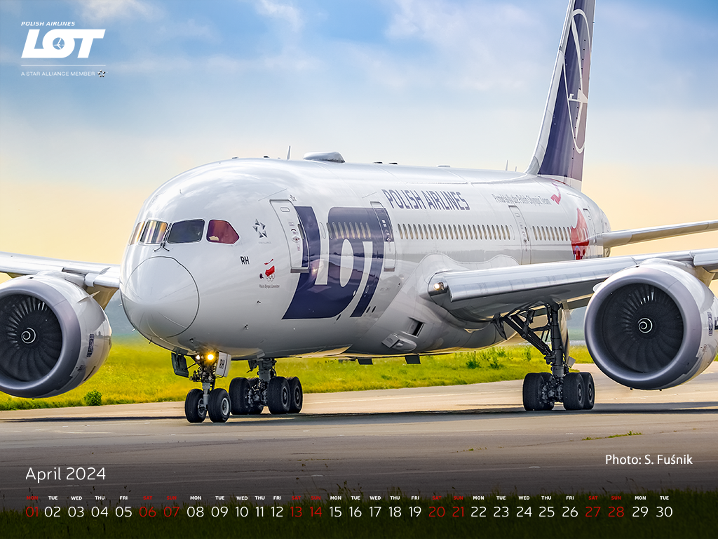 Boeing 787 taxiing at Warsaw Chopin Airport